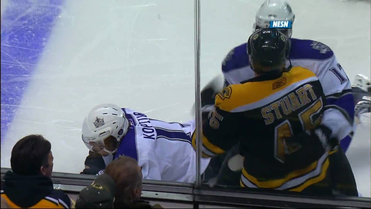Mark Stuart nails Anze Kopitar, fights Wayne Simmonds 1/30/10 1080p HD