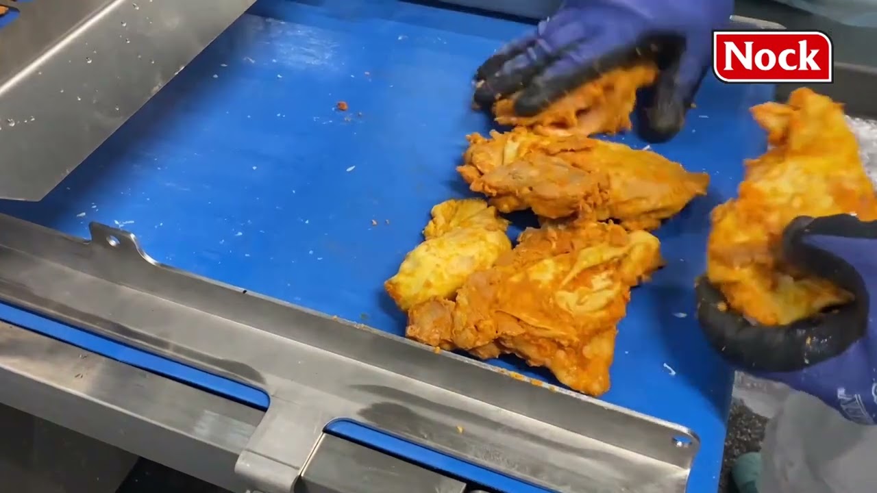 MBC330-cutting steamed and roasted chicken into thin slices