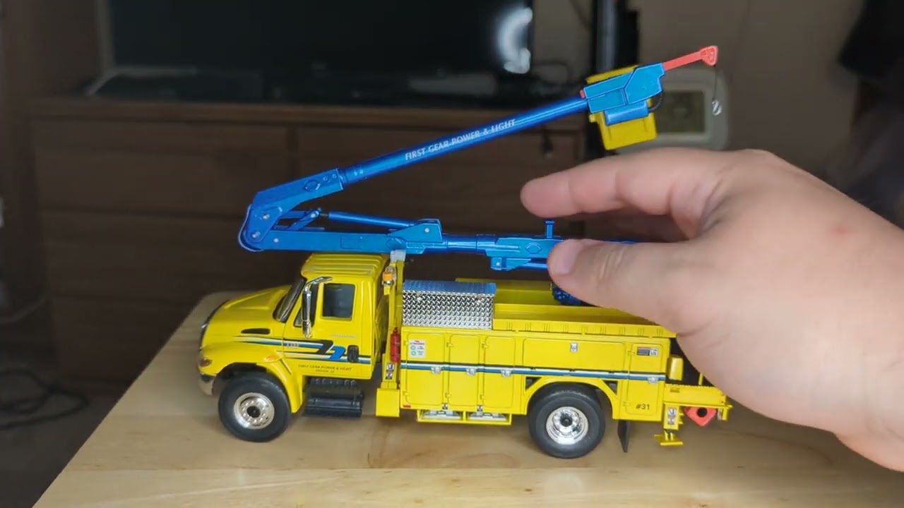 First Gear International 4400 High Performance Bucket Truck  19-0031 Diecast Car Episode 379