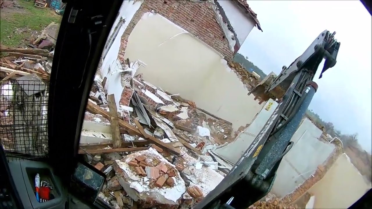 İki katlı eski ev yıkım çalışması