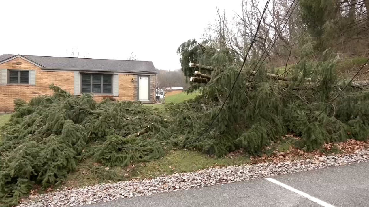 Из-за сильного ветра в округе Батлер были закрыты некоторые школы, пока продолжаются ремонтные ра...
