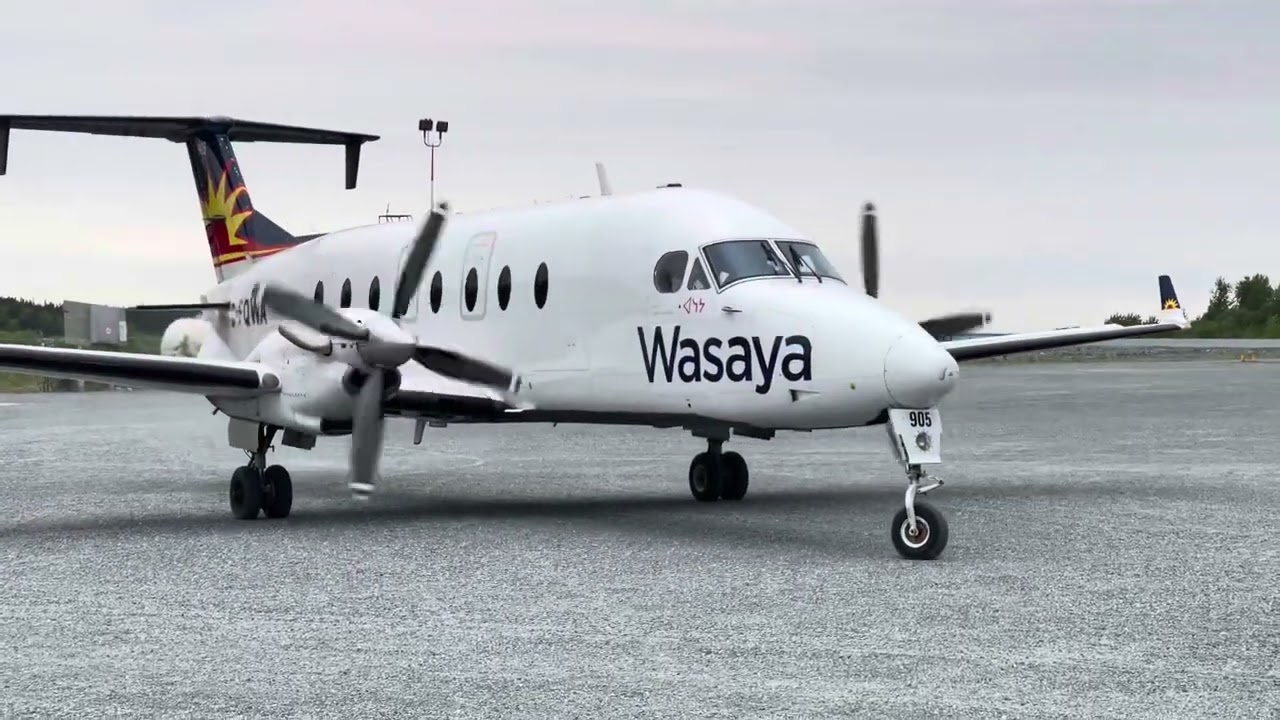 Beechcraft 1900d (Wasaya airways) Lands at Big Trout Lake