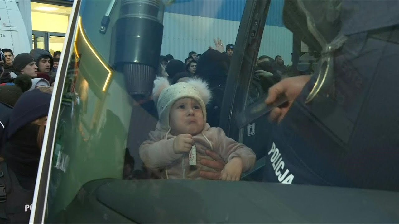 Crowds of Ukrainian refugees in Poland try to board buses | AFP