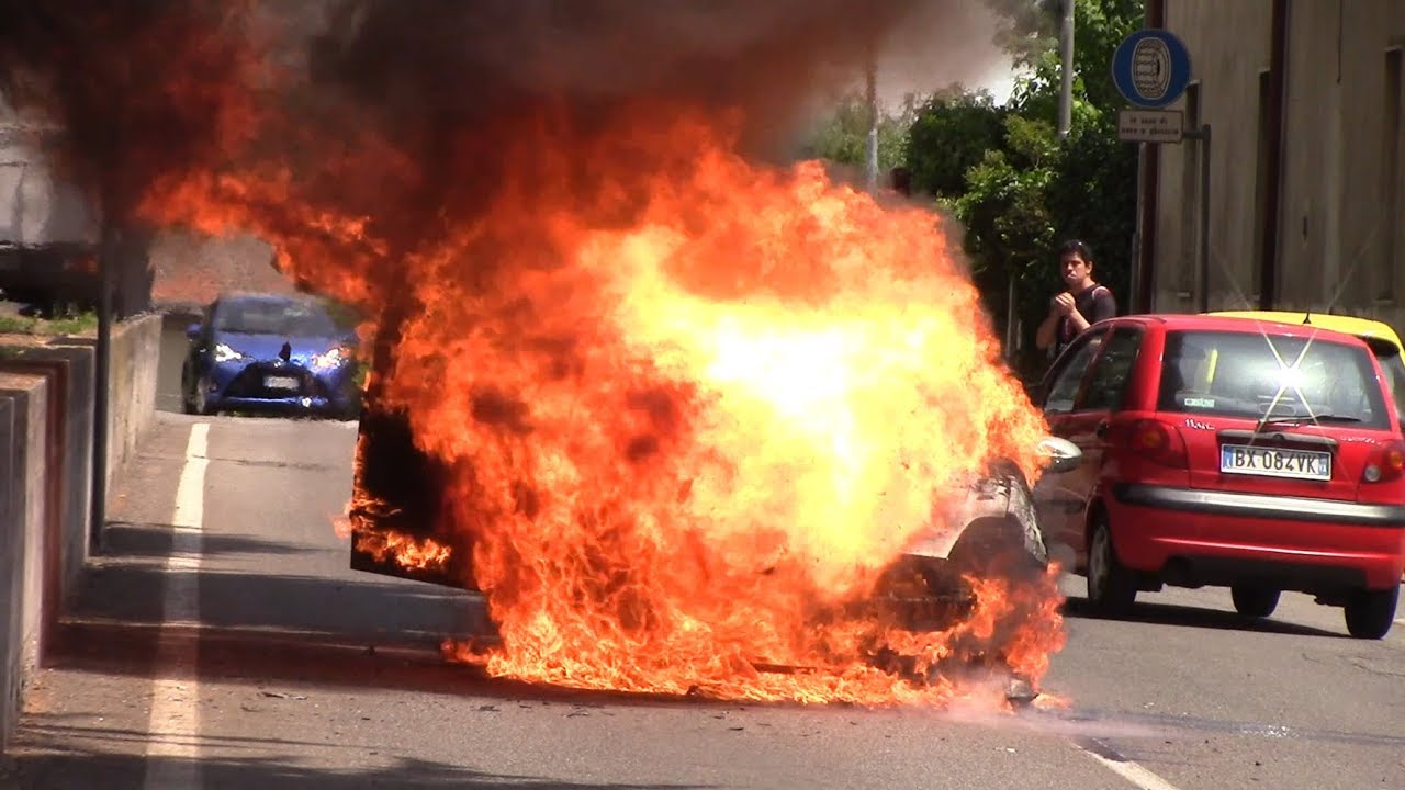 ESPLOSIONE IN DIRETTA, AUTOVETTURA IN FIAMME ARRIVO APS VVF BUSTO IN SIRENA (Olgiate Olona)