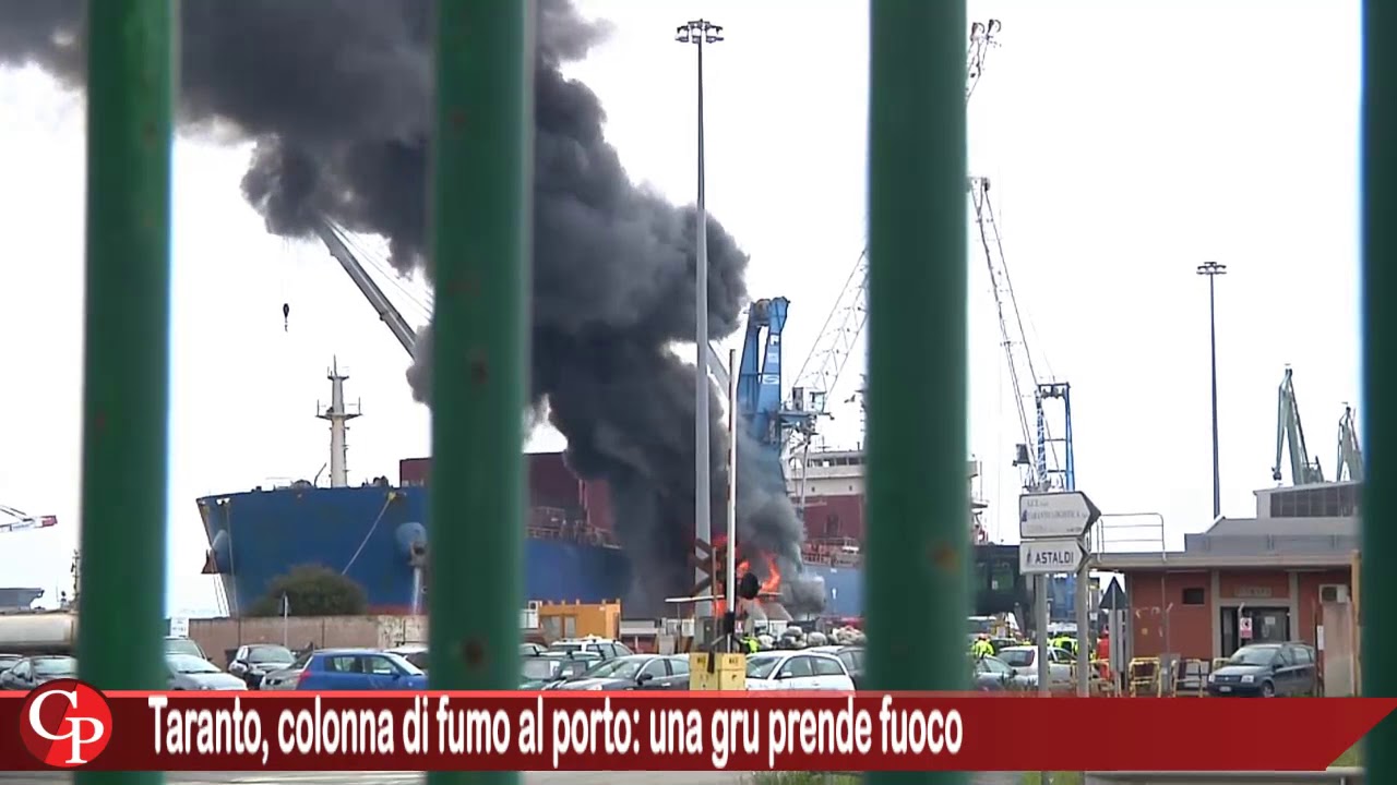 Taranto, colonna di fumo al porto: una gru prende fuoco