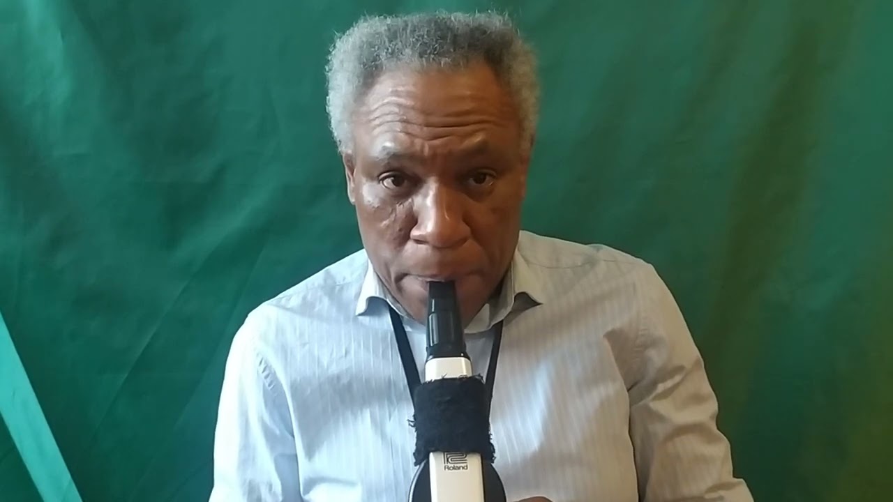 demonstrando o aerophone Ae 20 da Roland.