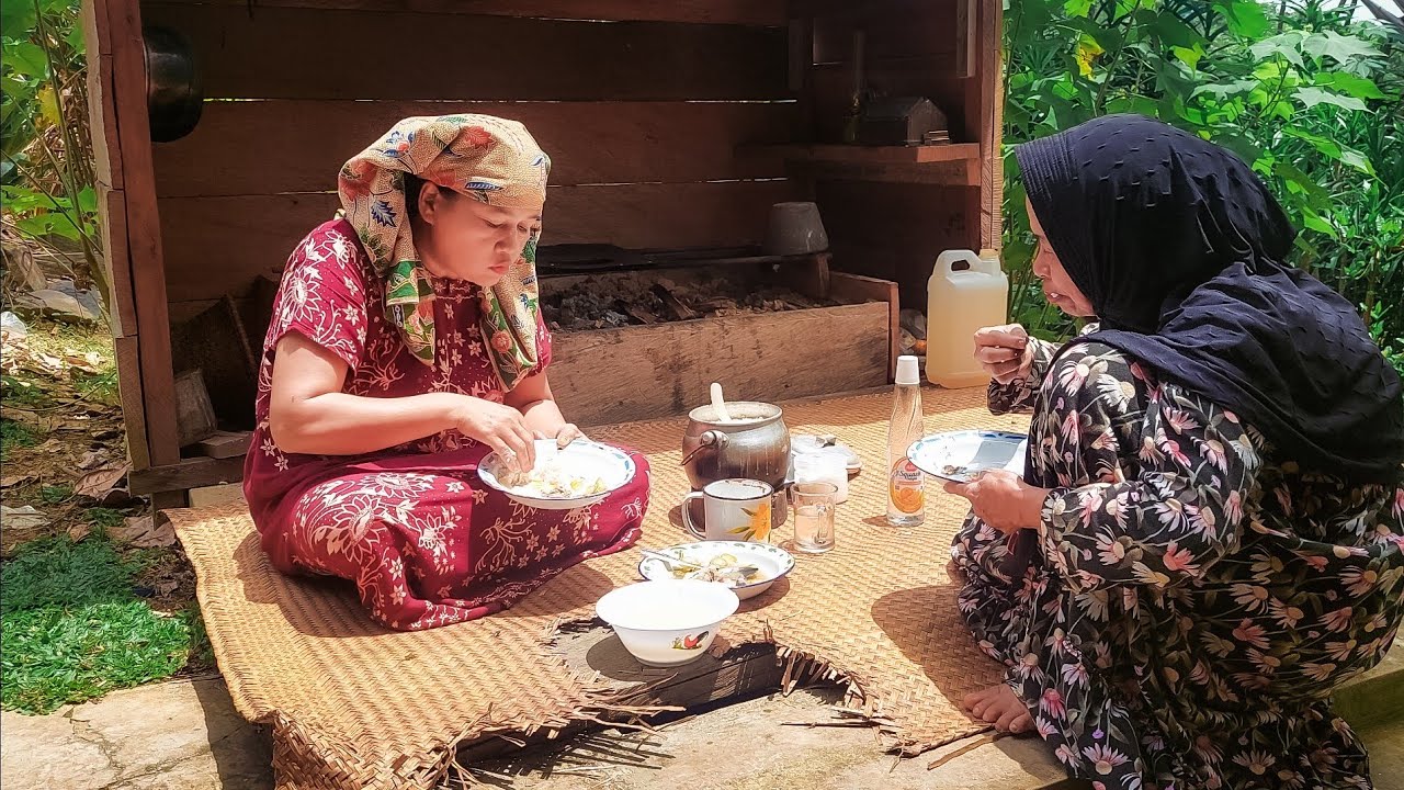 suasana di desa dayak, sederhana, nyaman dan damai, aktivitas memasak dan mendulang emas