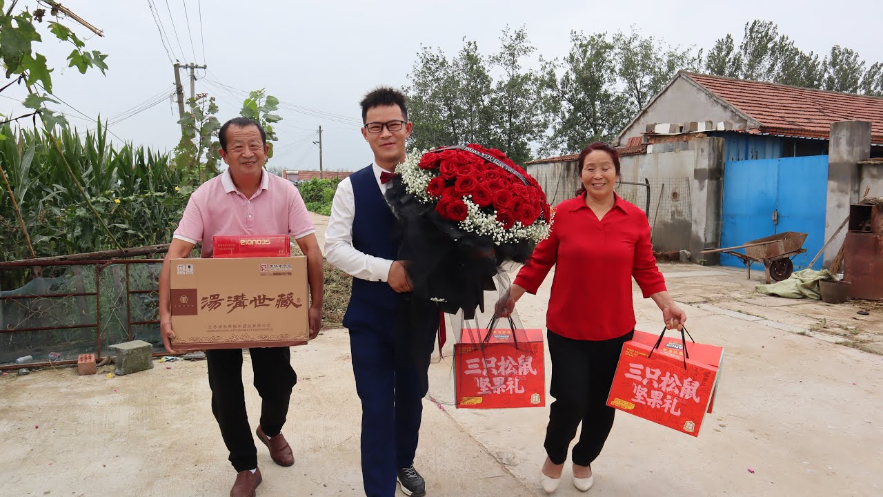 盼盼來小喬家下彩禮，帶了滿滿一車禮物，喬爸喬媽忙的不亦樂乎