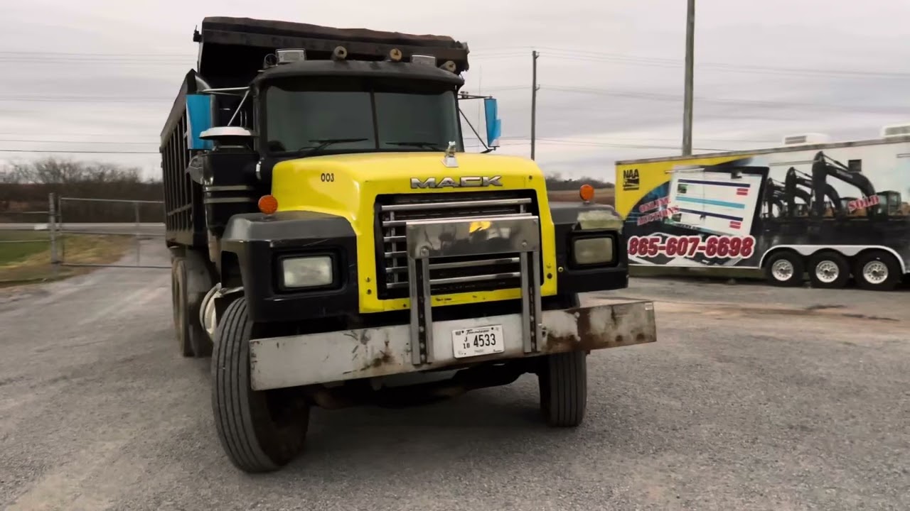 1995 Mack dump truck. Lot 271