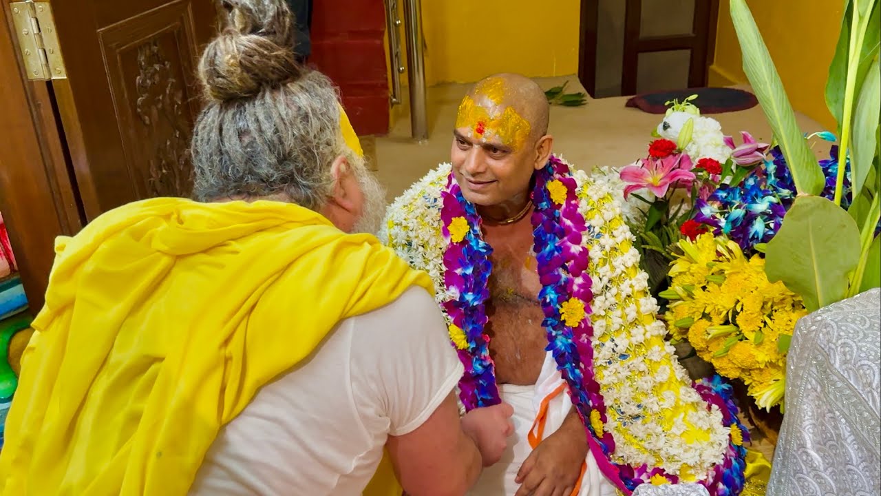 गुरु पूर्णिमा पर पूज्य महाराज जी ने किया अपने गुरूदेव का पूजन // 10/07/25