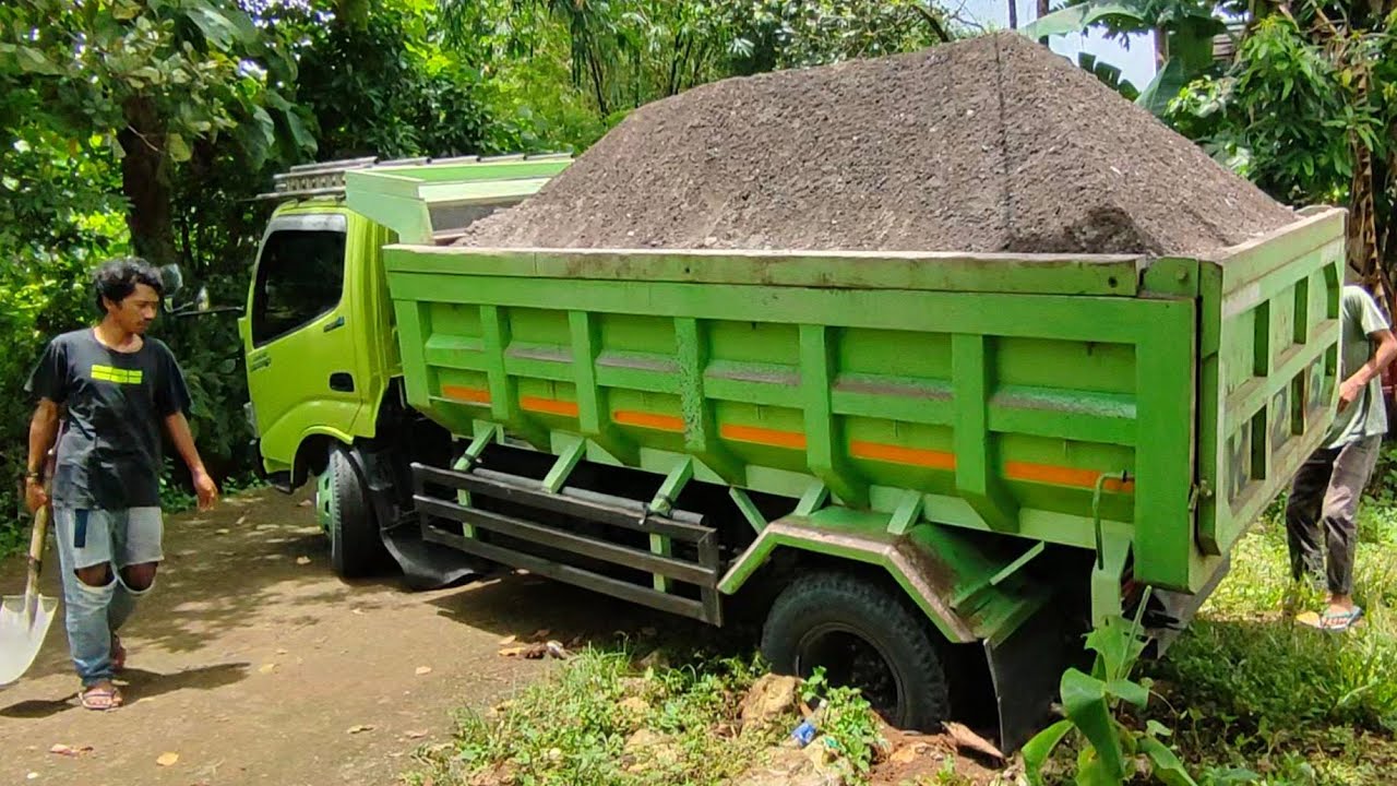 Truk Jomplang, Mobil Truk Hino Dutro 300 X Power Pengangkut Pasir Full Bak Menggunung, Sampai Amblas