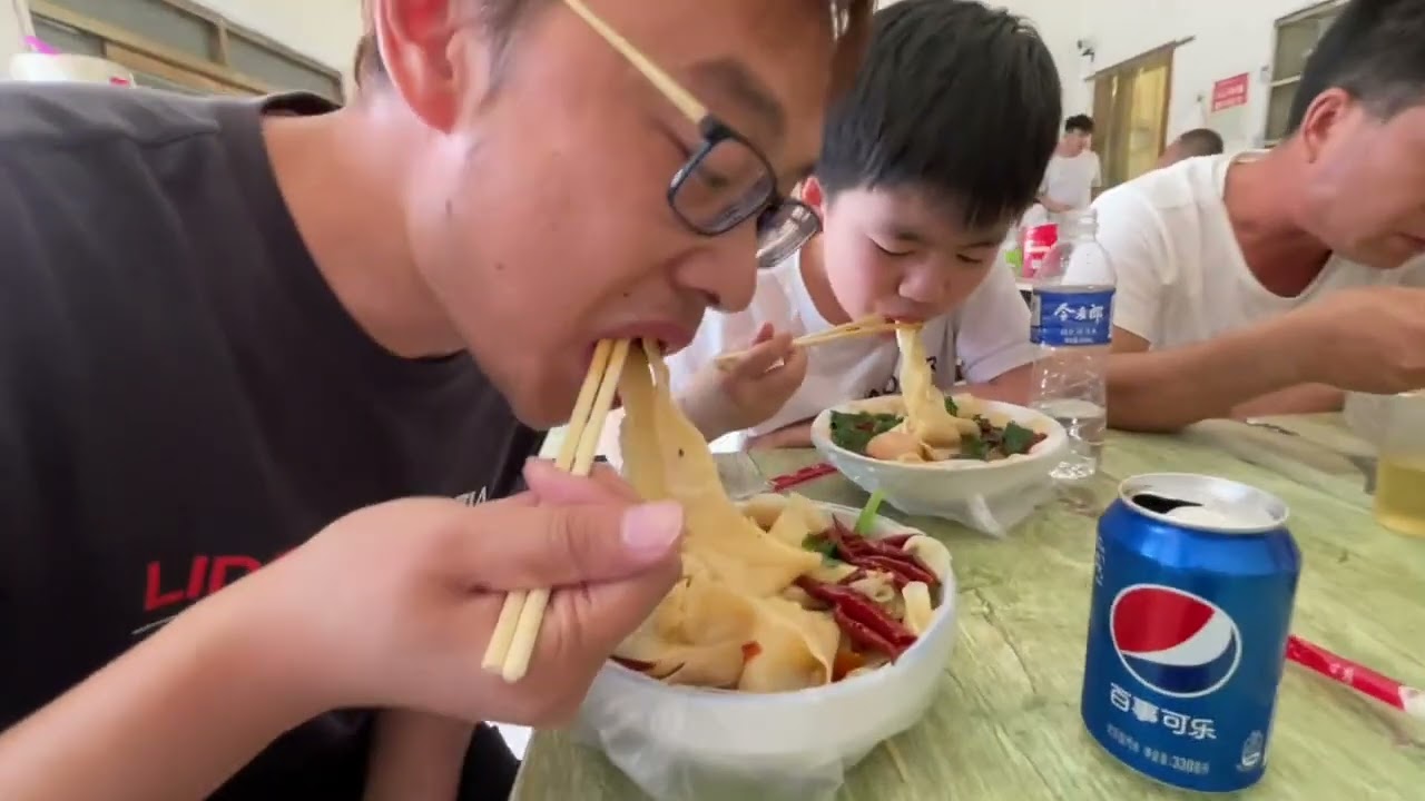 带小姨子去北京玩，小舅子一肚子委屈却挤出笑脸，这姐夫真不好当