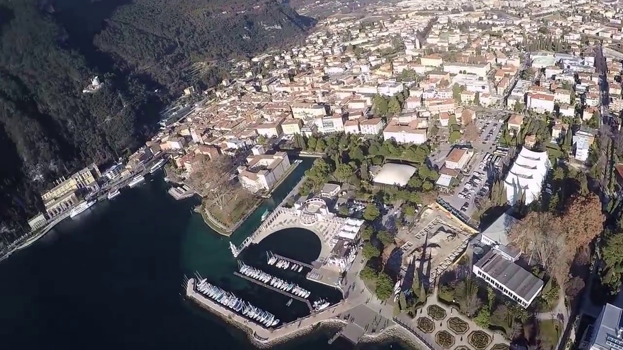 L'incredibile volo dei Base Jumper sopra il Lago di Garda e Riva