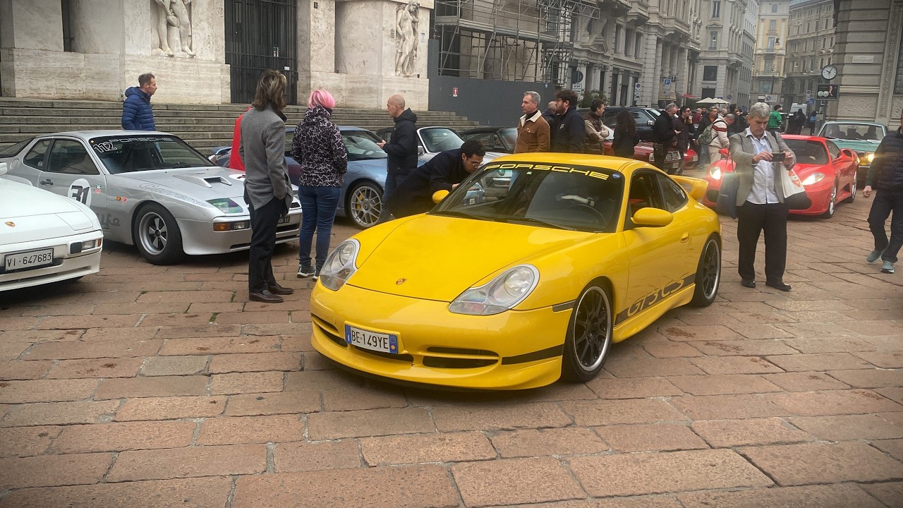 Sunday Classic Car meeting in Milan | Porsche 924 Carrera GT, BMW Z8 & More!