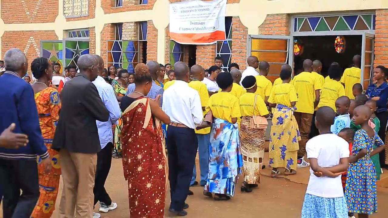 MURI PAROISSE YA MUSHAKA KUMUNSI MUKURU WA KRISTU UMWAMI BYAR'IBIRORI BYIMPURIRANE.