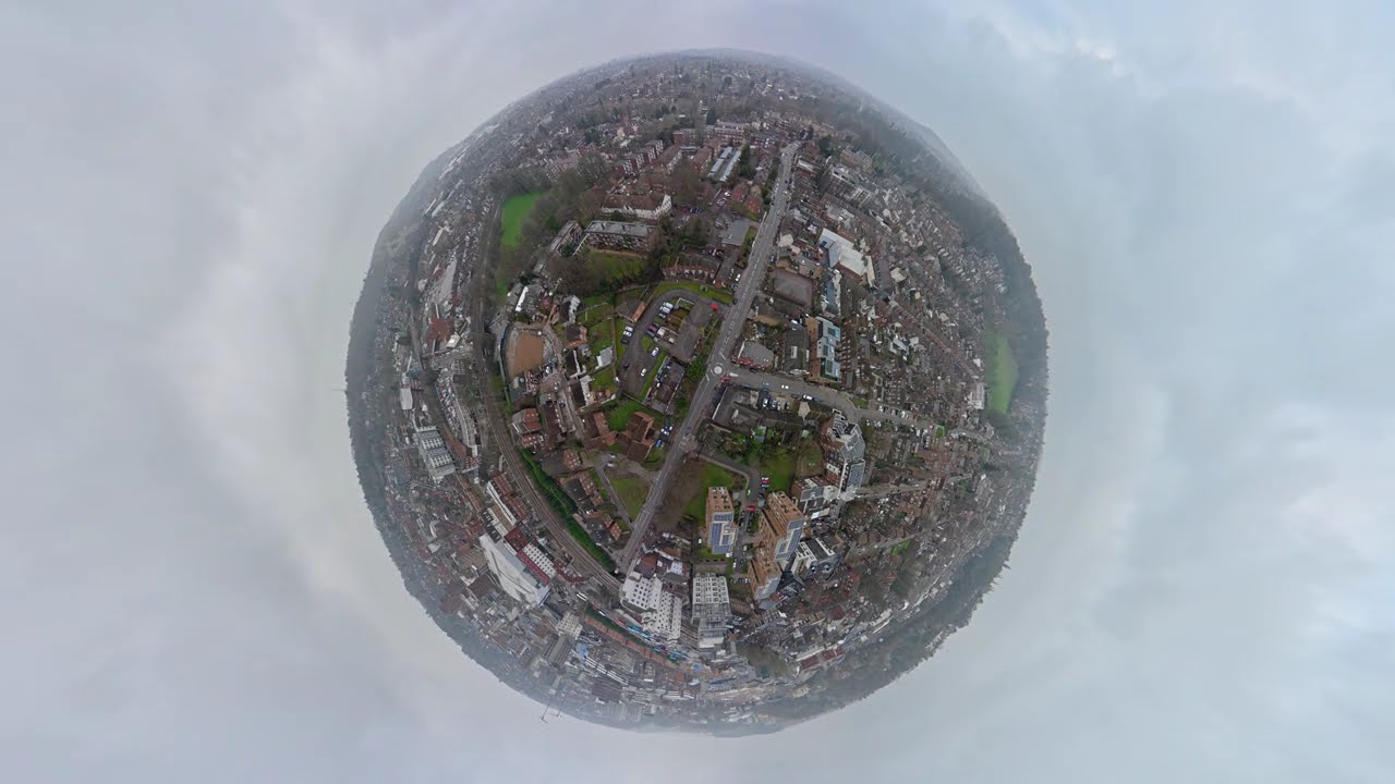 Вид с воздуха на парк развлечений Little World в Лутоне, Англия, Великобритания. Новый дрон DJi с...