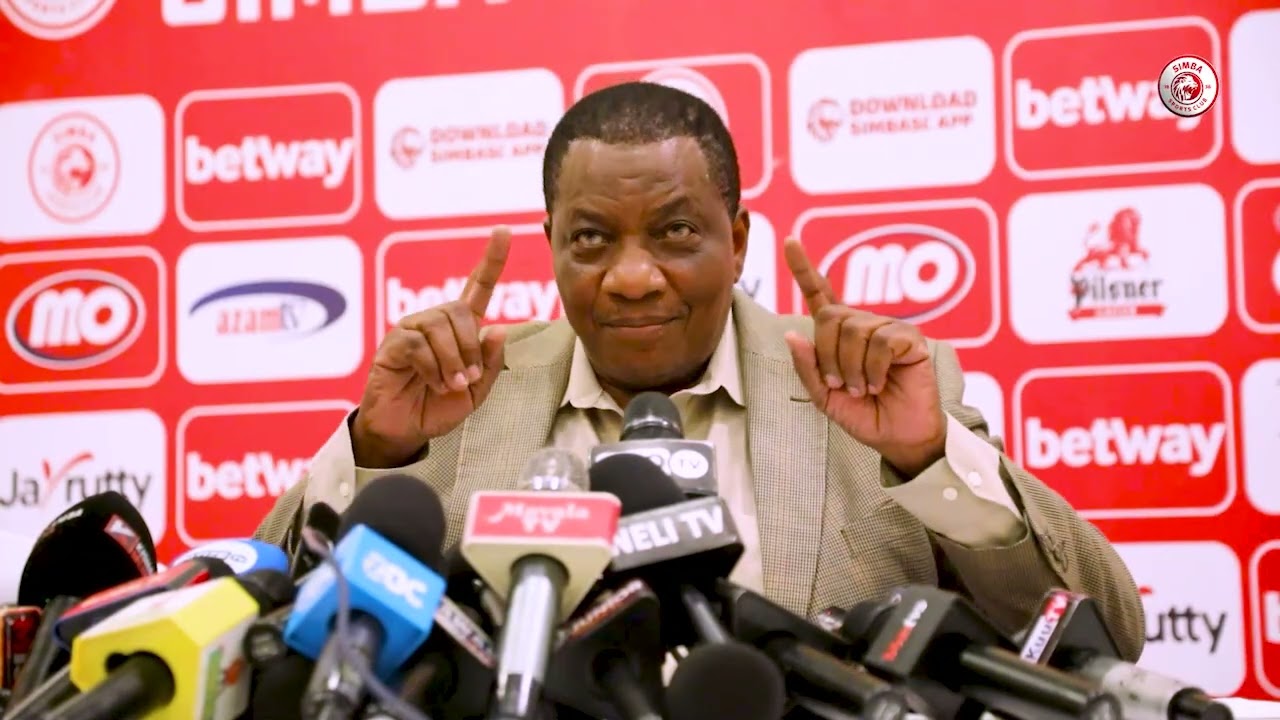 MWENYEKITI WA BODI CRESCENTIUS MAGORI AKIZUNGUMZA NA WAANDISHI  MAMBO MBALIMBALI KUHUSU KLABU