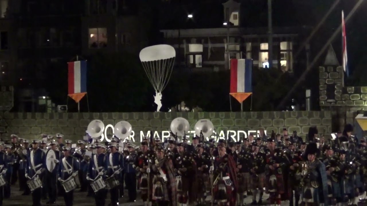 Highland Cathedral gespeeld tijdens Finale Airborne taptoe Oosterbeek 2024