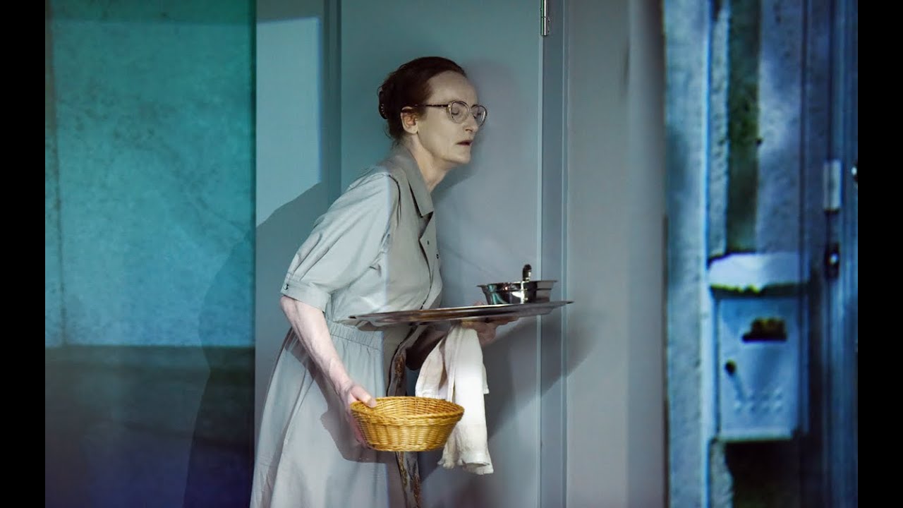 V&eacute;ronique Olmi: &Scaron;KORPIJON / THE SCORPION, režiserka / director Nina &Scaron;orak