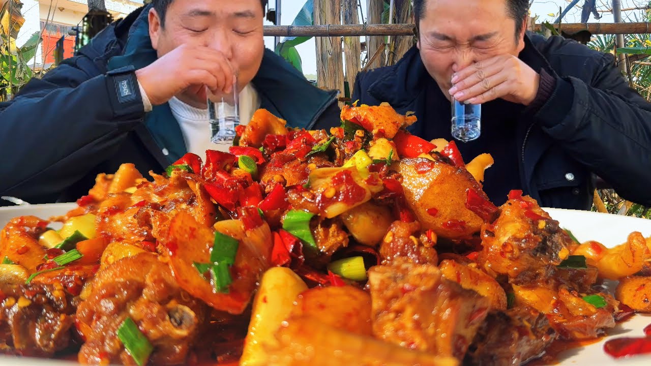 抓一隻雞，二弟做“麻辣雞”，香辣下飯好吃到停不下來【鐵鍋視頻】