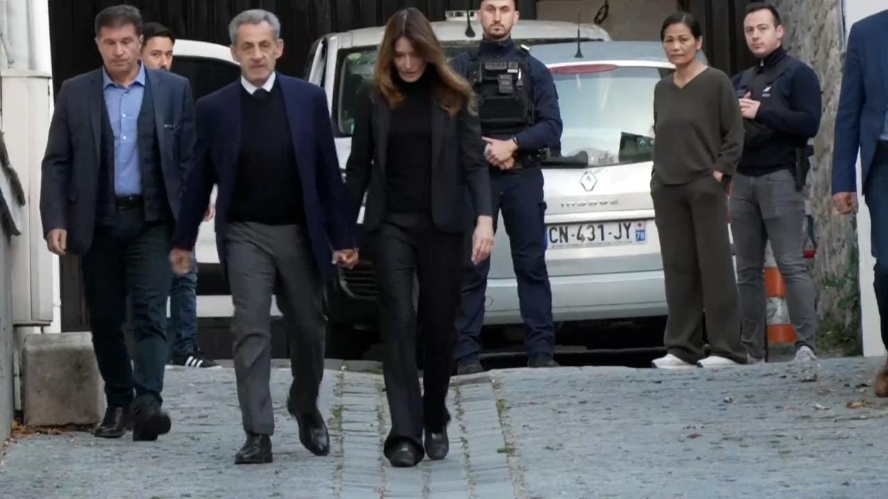 SARKOZY in PRIGIONE: l'ex presidente esce di casa con Carla Bruni, la folla canta la Marsigliese