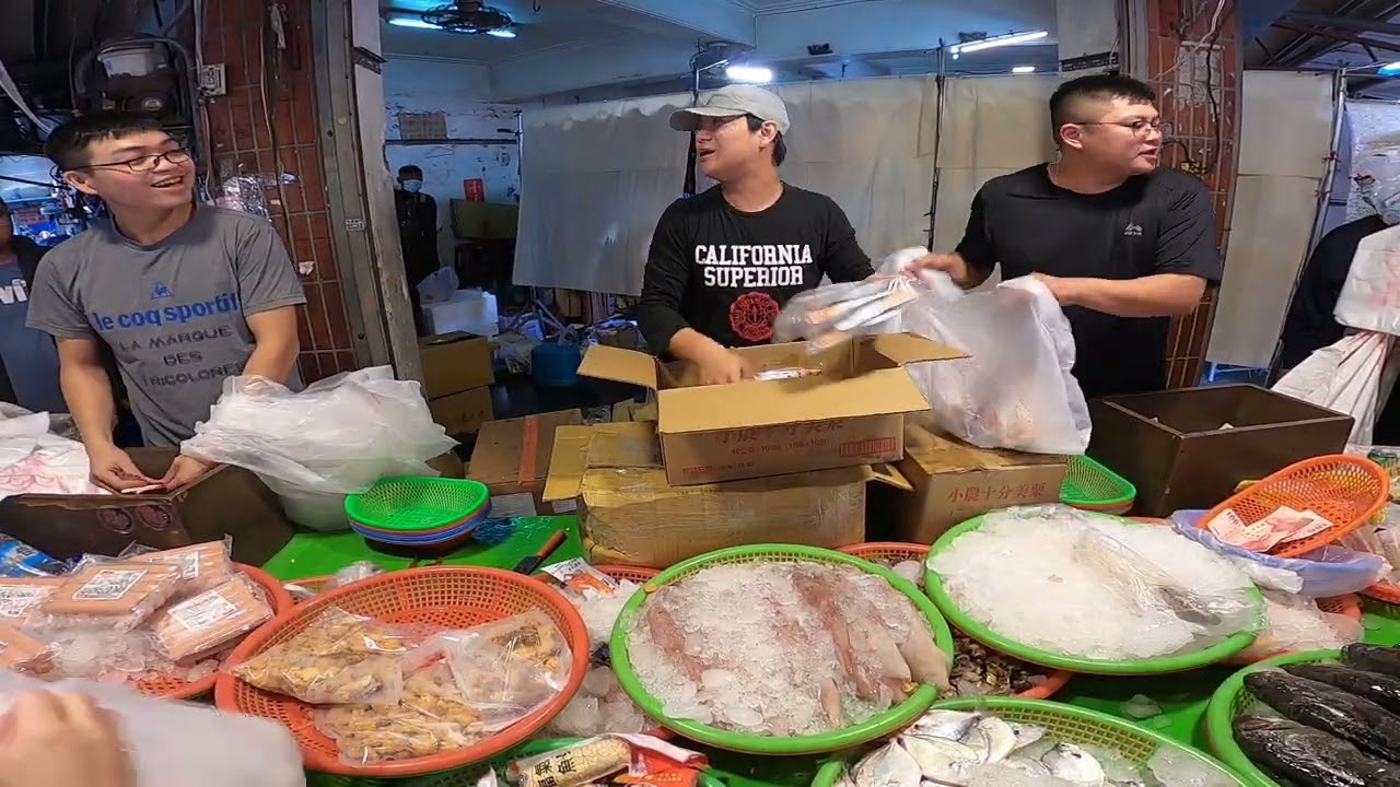 拔辣就是這麼會帶氣氛 一上場全場鬧哄哄 整桌都快被搬走了 新營市場成功街29號 士官長海鮮叫賣 海鮮拍賣 叫賣哥 seafood auction