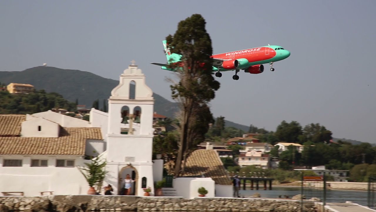 Gr&egrave;ce Corfou Atterrissages dangereux d'avions / Greece Corfu Dangerous aircraft landings