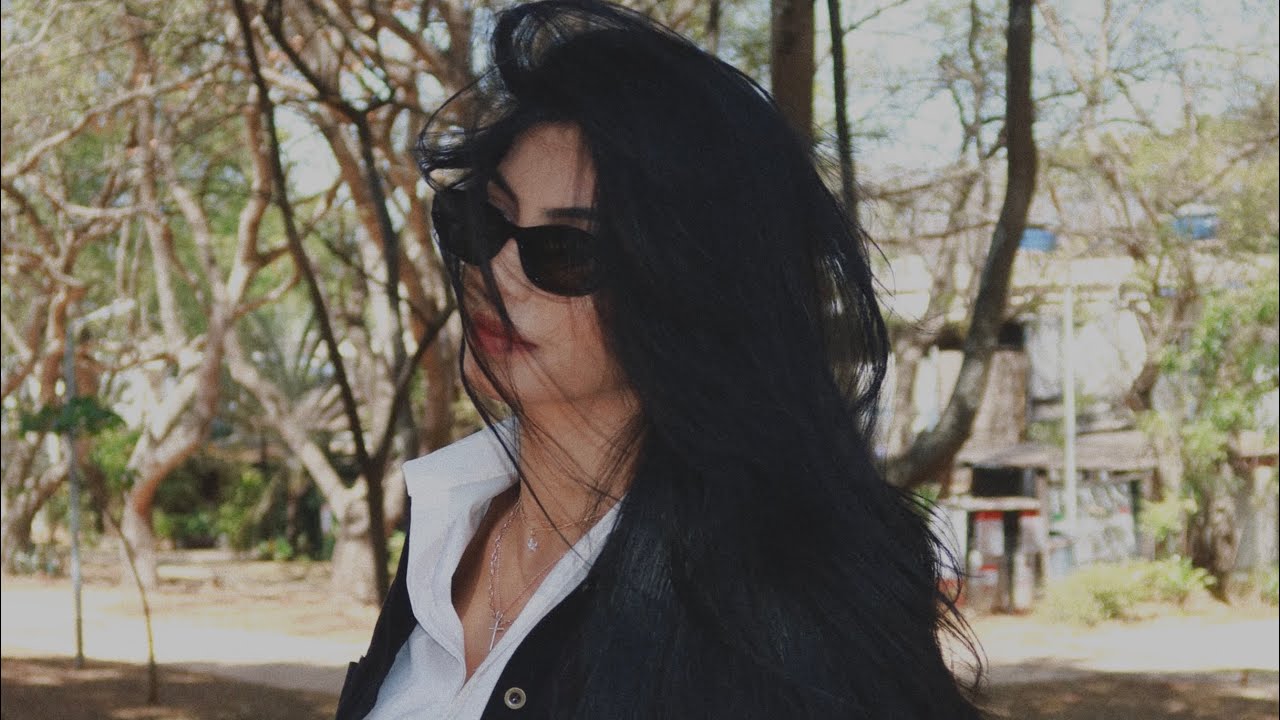 Cabelo volumoso. 
