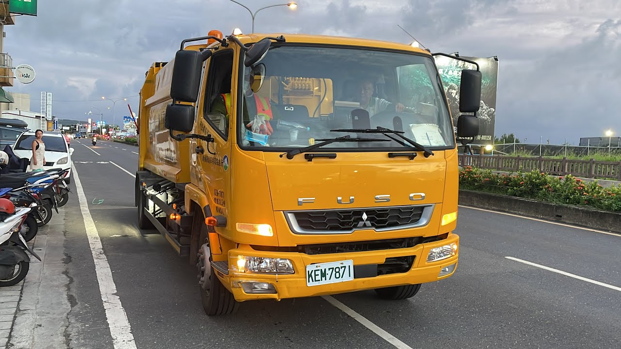 台灣最南端的鄉鎮-恆春半島上的垃圾車；屏東縣環保車恆春鎮公所垃圾車KEM-7871循線清運