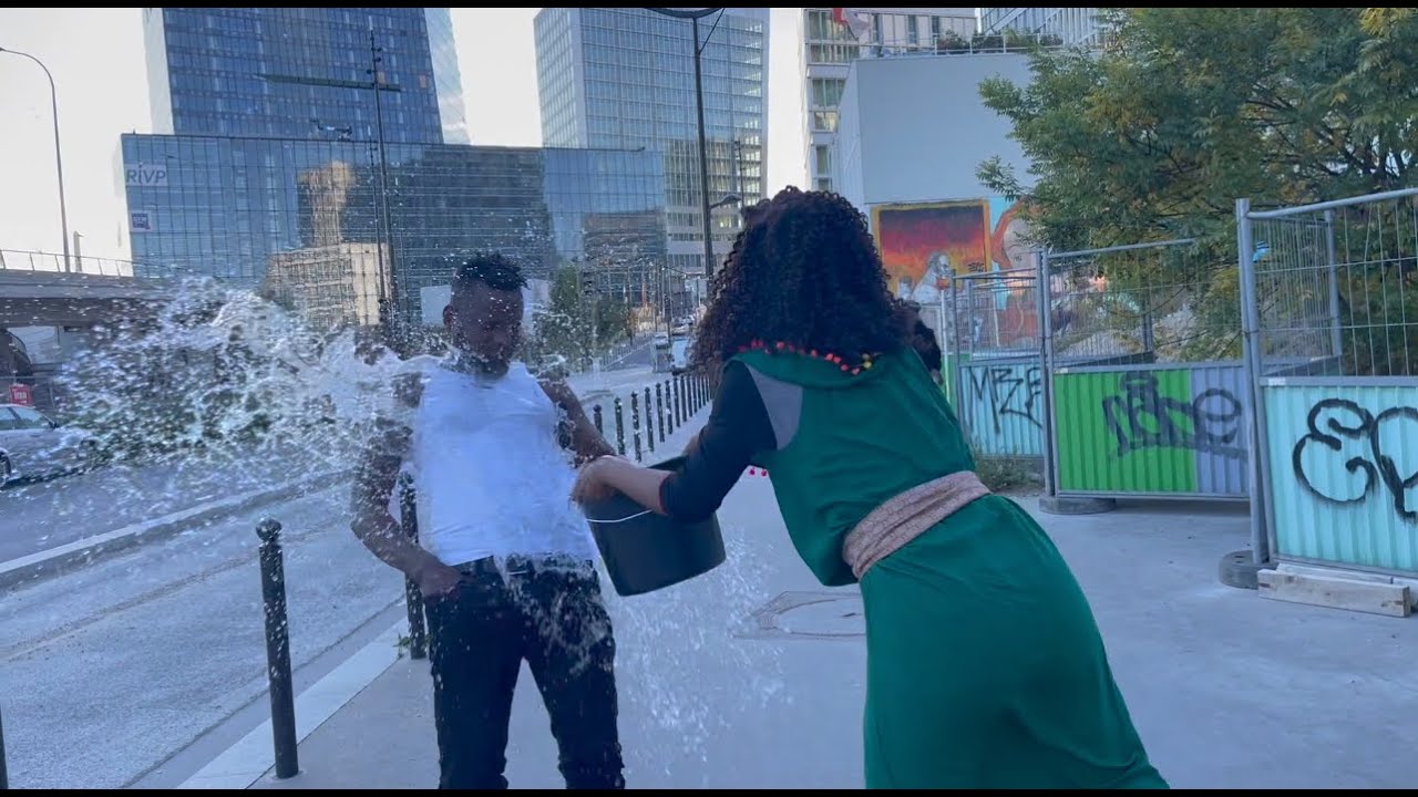 Elle verse de l'eau sur les passants dans la rue 🙆🏾‍♂️