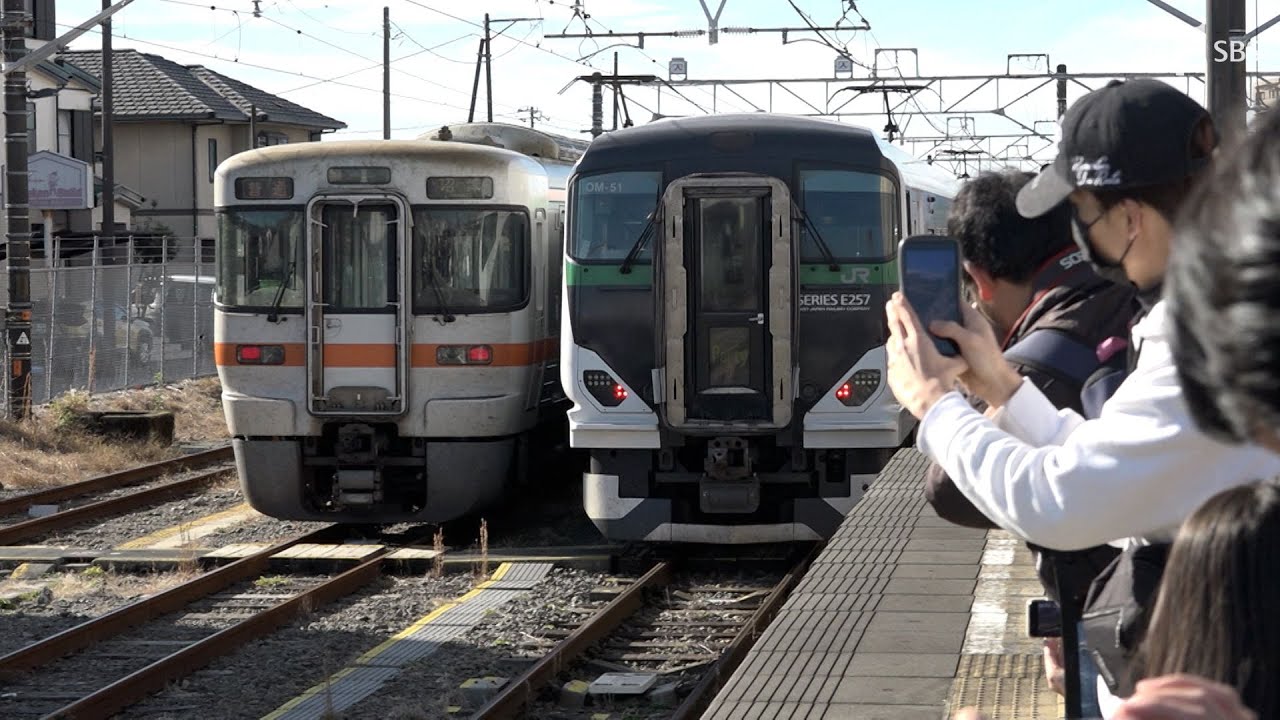 特急電車「E257系」も初めて御殿場駅に JR御殿場線90周年記念式典に合わせ＝静岡