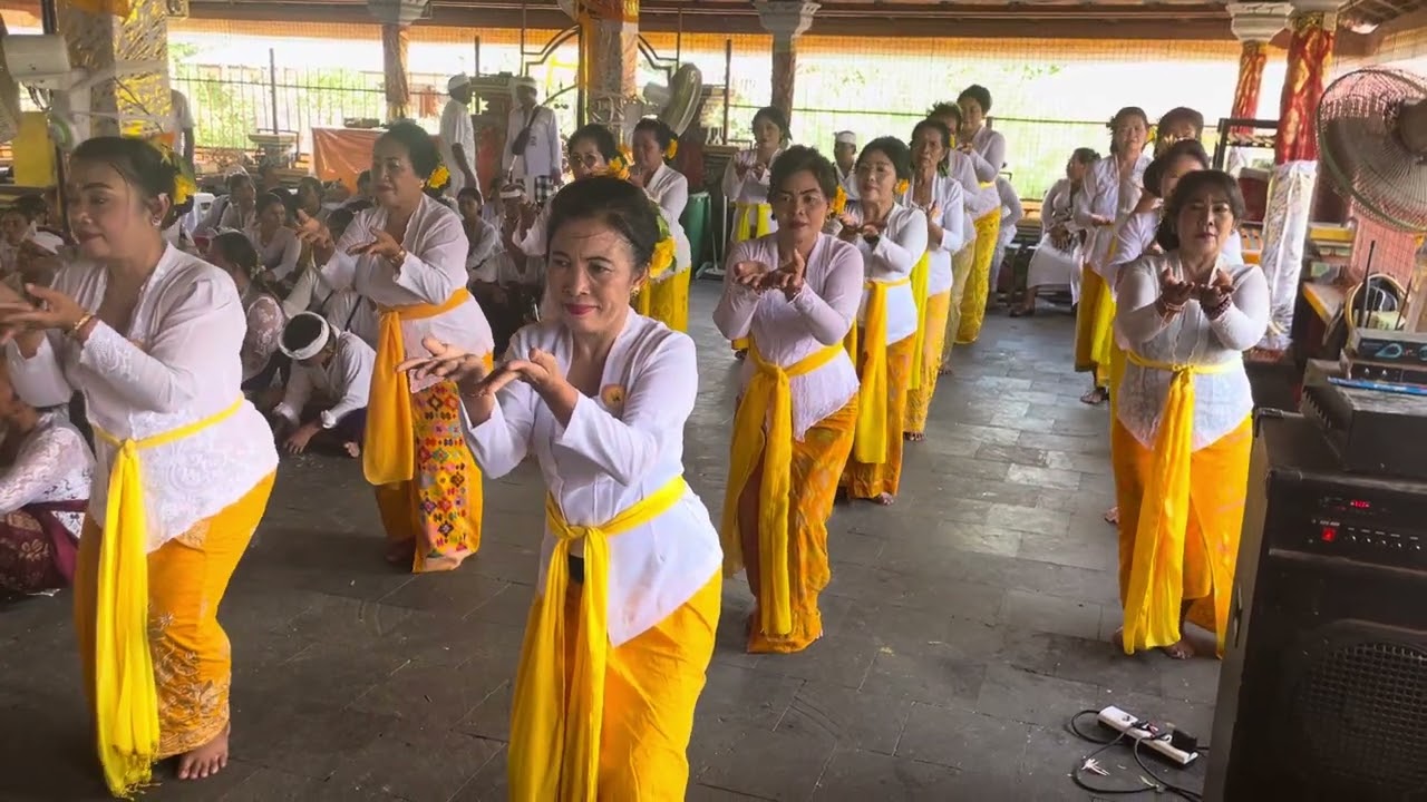 Tari rejang puspa mahosdi bersama SAHITYA DHARMA ring pura jaya prana  teluk trima singaraja