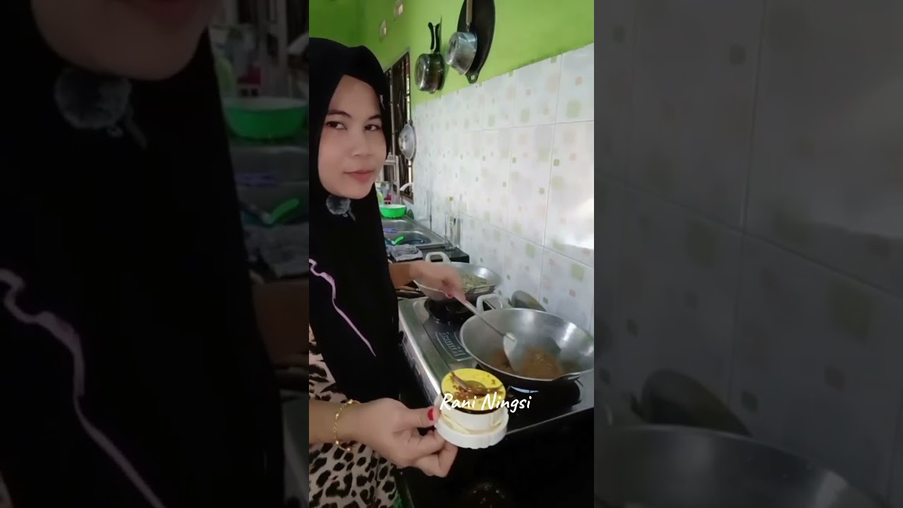 Masak daun ubi tumbuk campur cepokak.