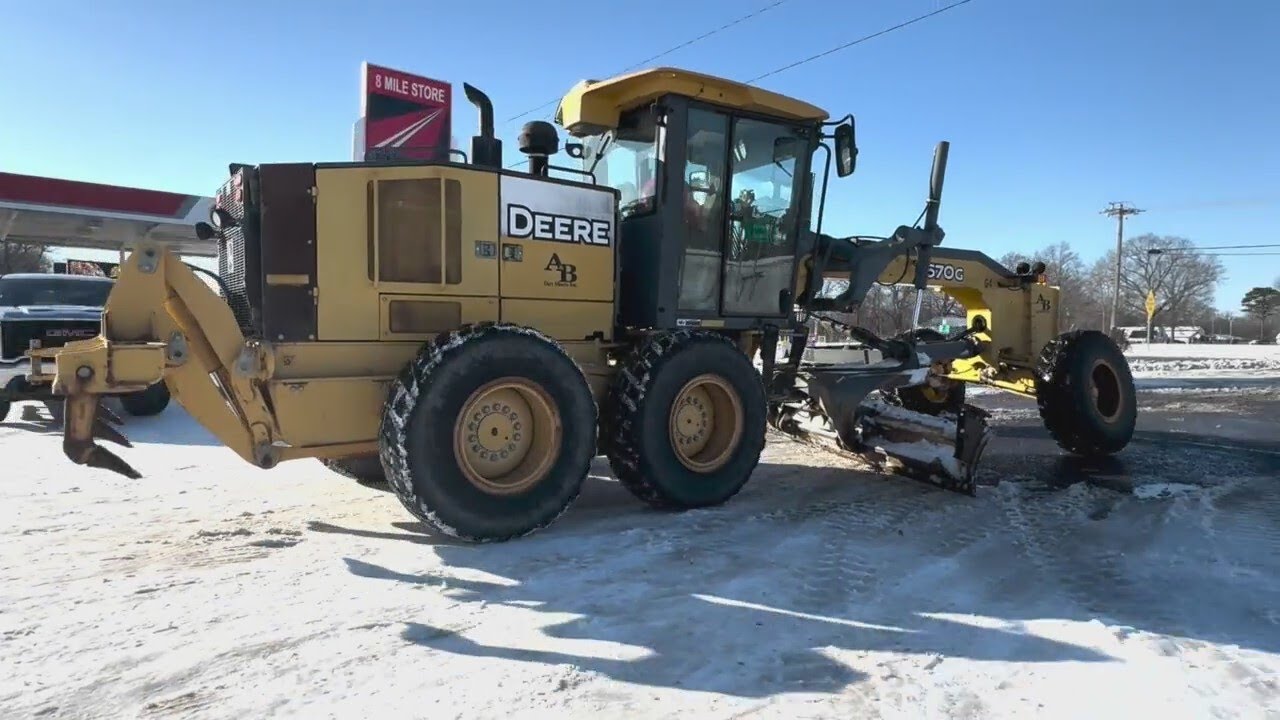 Crews work to keep Arkansas highways passable as temperatures remain near freezing