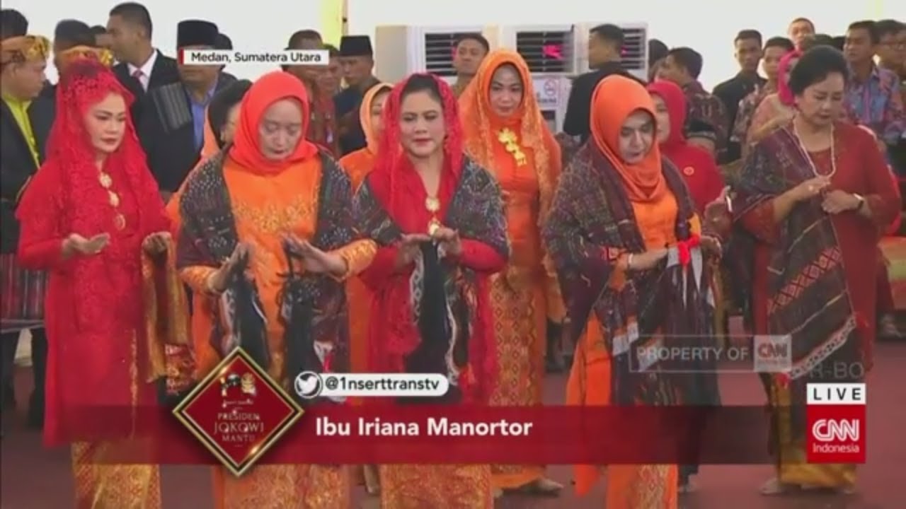 Tersipu Malu, Ibu Negara Iriana Manortor di Depan Jokowi
