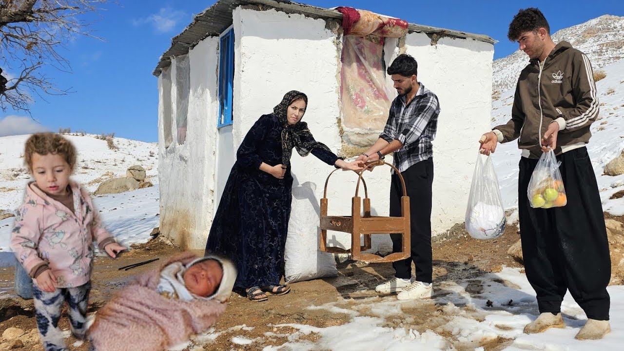 Helping a nomadic mother after giving birth! A cradle in a mountain house