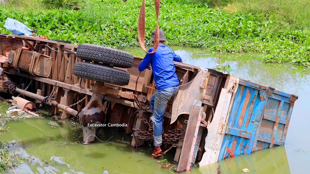 Hyundai Truck Clash Into Water And Recovery By Dump Truck Crane - ក្រែនស្ទួចឡានបុកគ្នា