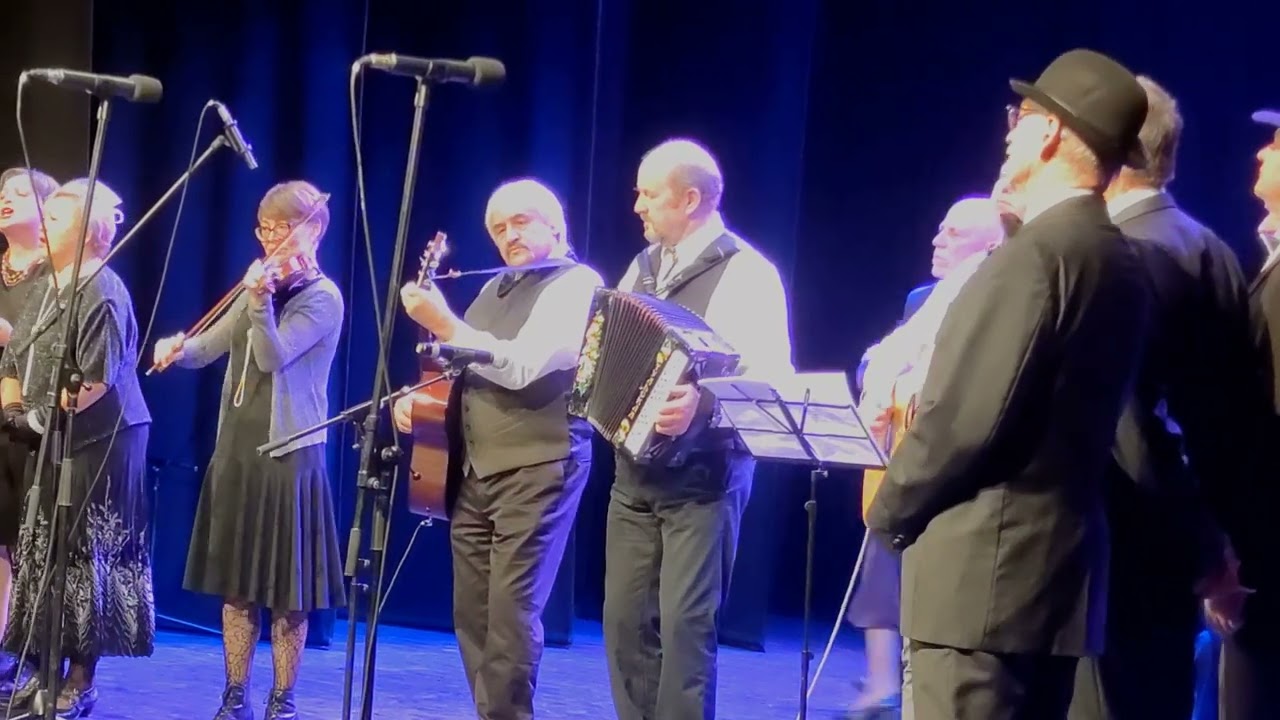 Alyvų šakos žemėn svyra - Ukmergės kultūros centro folkloro ansamblis ,,PYNIAVA“