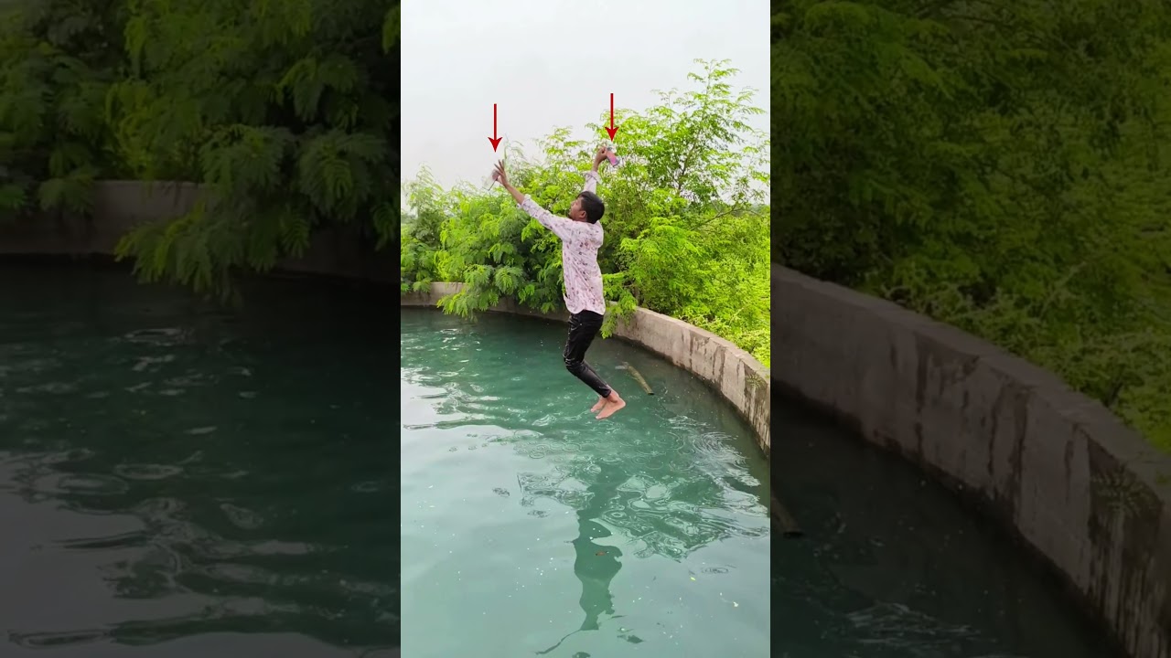 mobile pakad liya Pani mein
