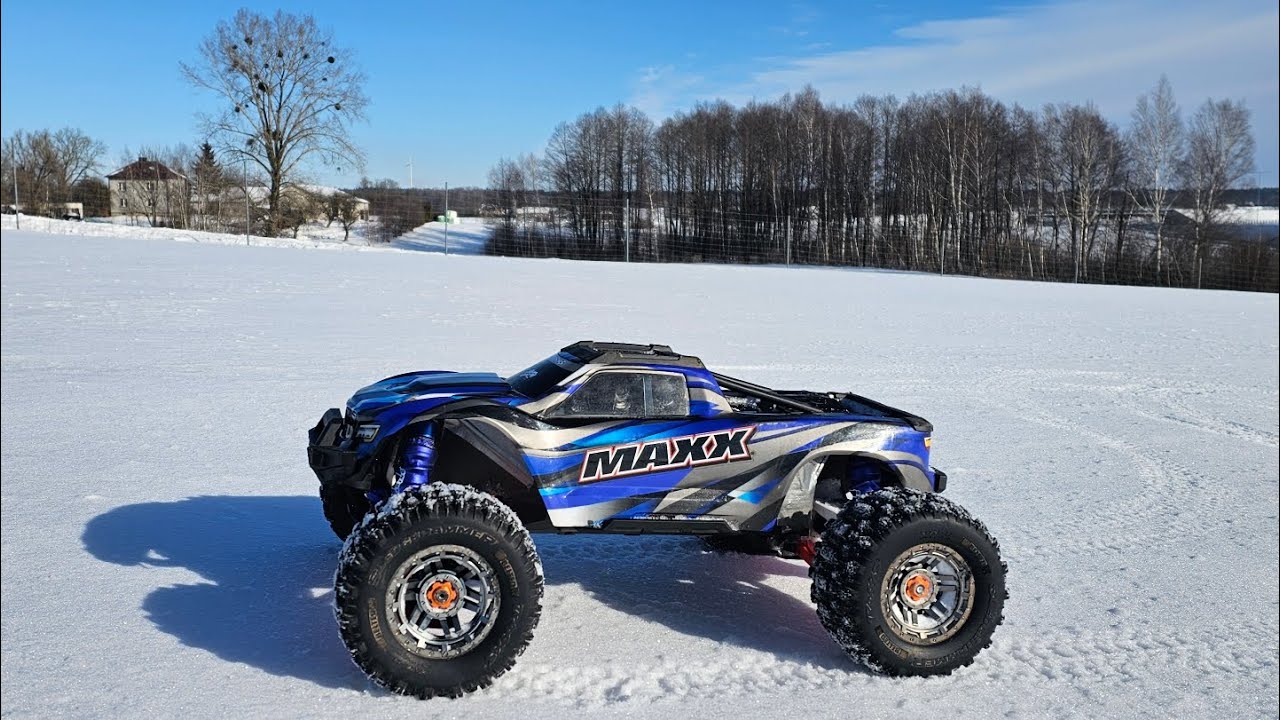 Traxxas maxx na zamrznutom snehu jazdí pri - 10°C