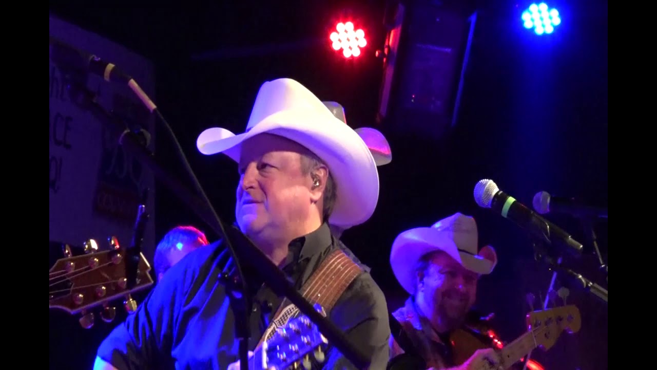 Mark Chesnutt to cold at home 8 4 18 Mo's