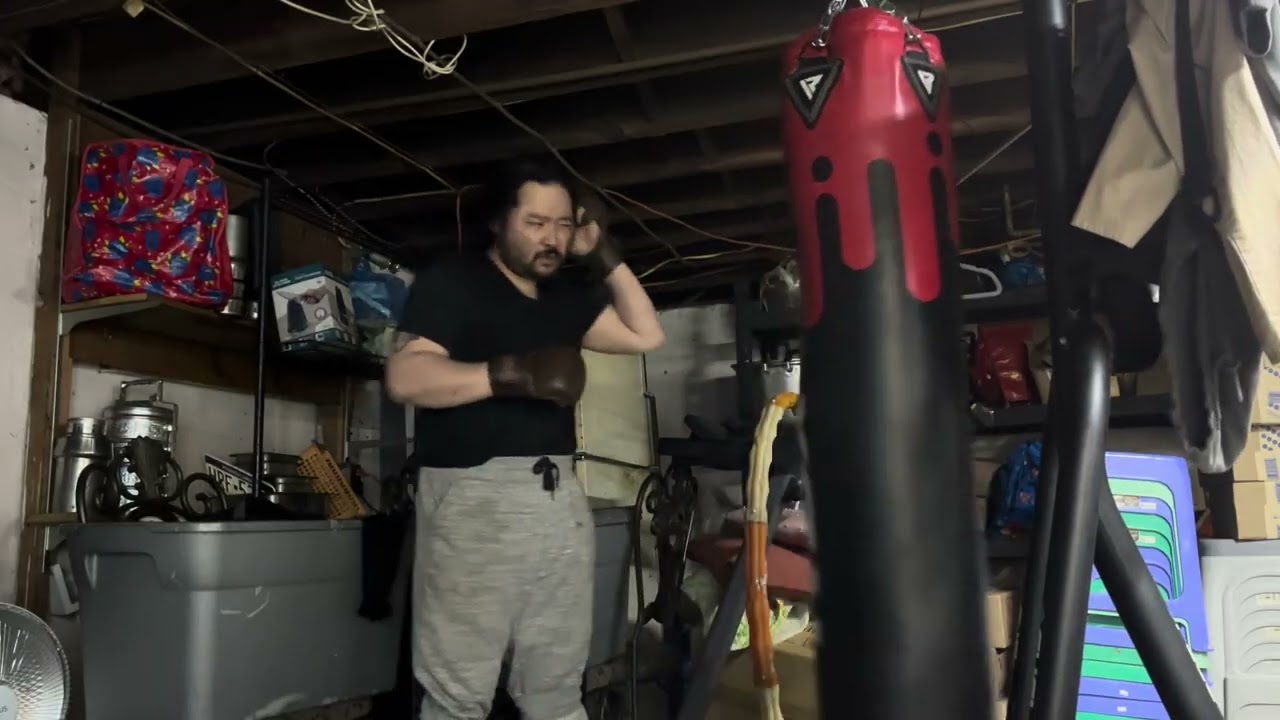 Throwing 100 punches on newly filled 127lb 5ft heavy bag by rdx with sanabul 6oz mma gloves 