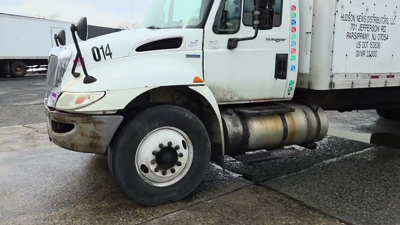 Lot 83 - 2009 International 4400 26ft Box Truck