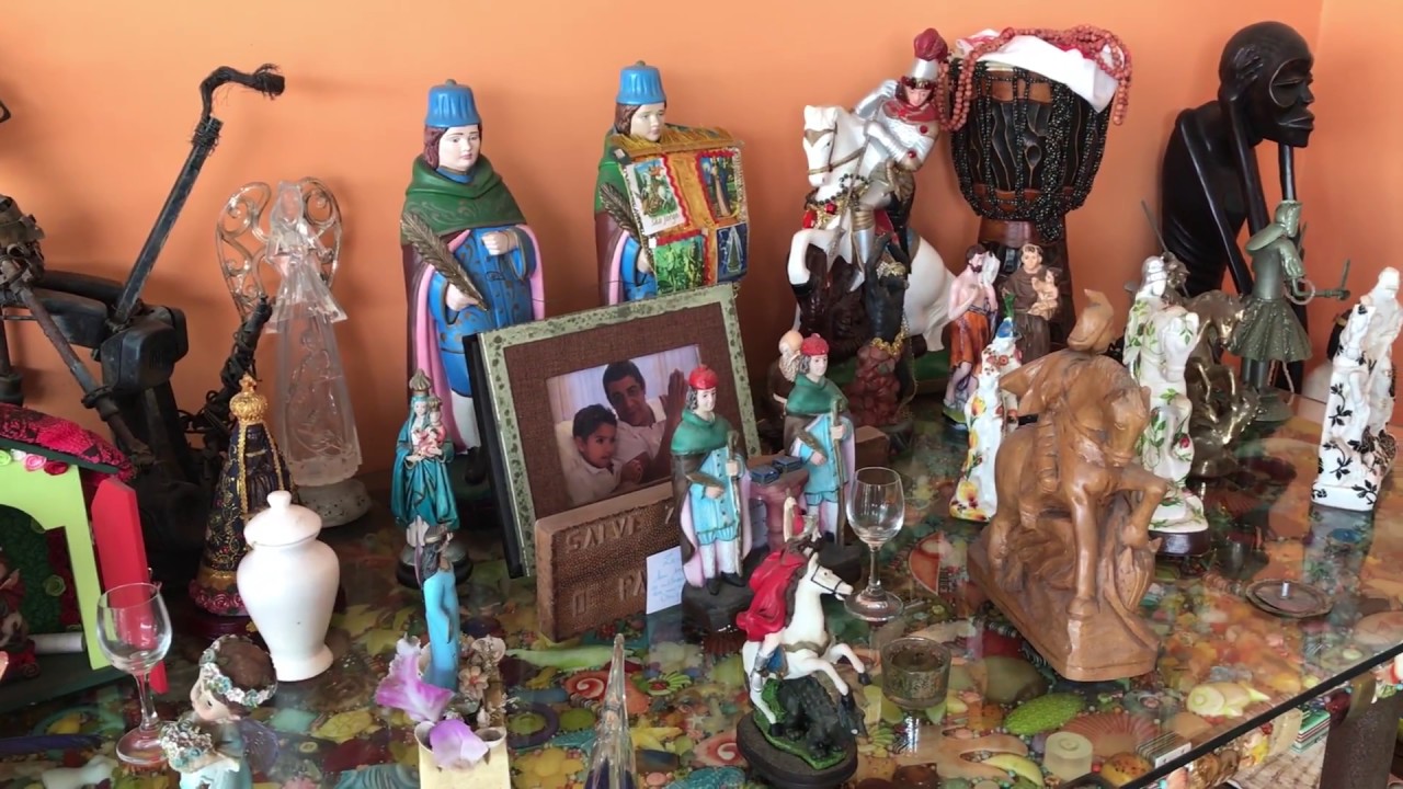 ZECA PAGODINHO MOSTRA O SEU ALTAR