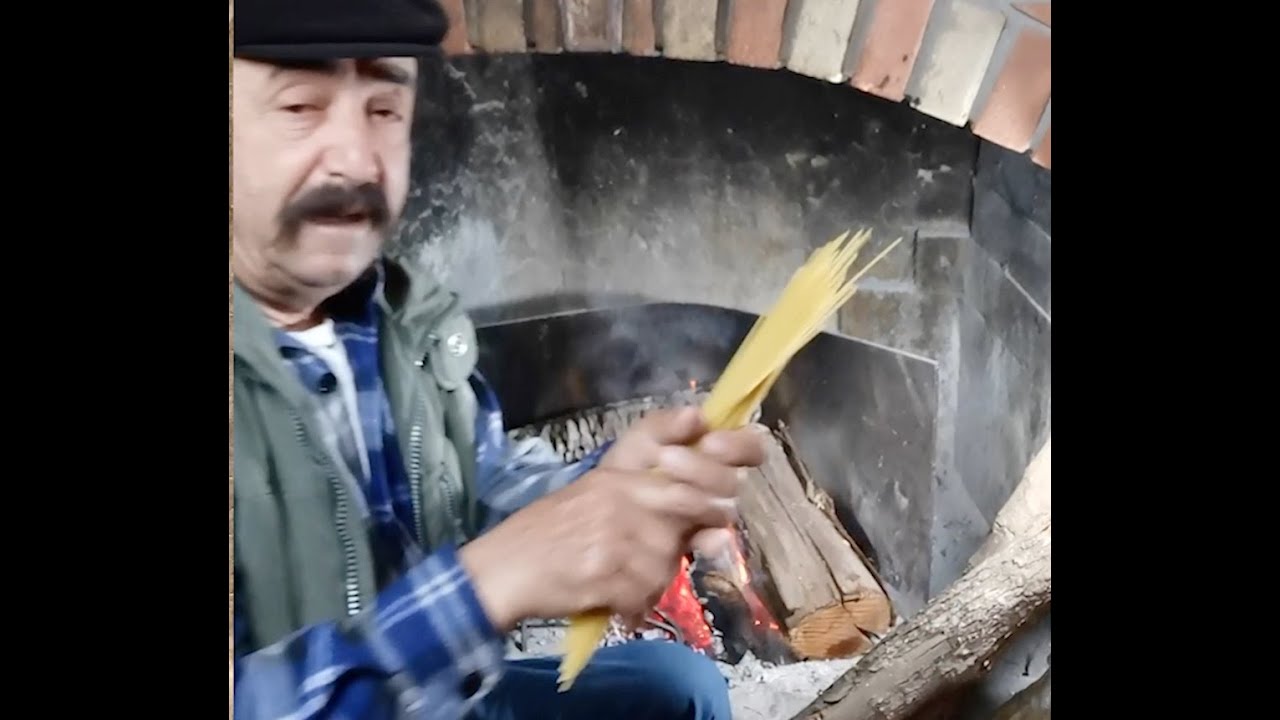 Gli spaghetti al caminetto hanno un profumo ed un sapore unico!! Questa è la mia colazione!!! 😉✌️