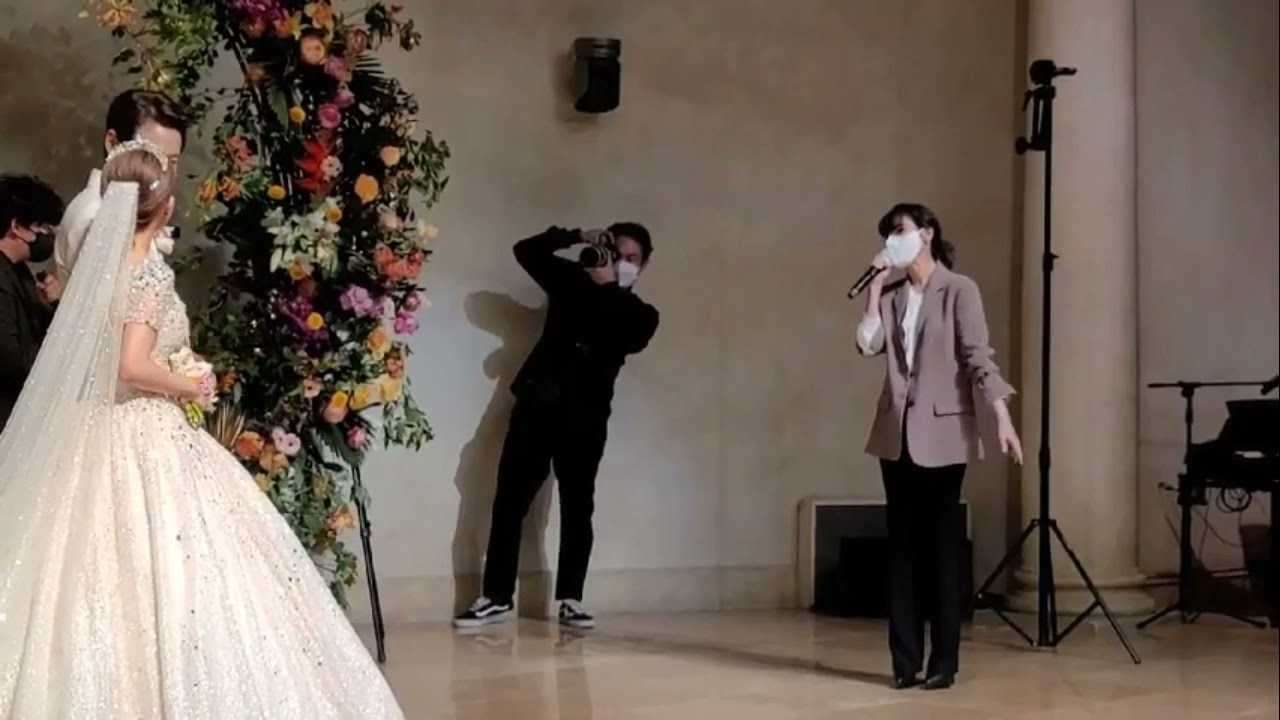 IU singing 