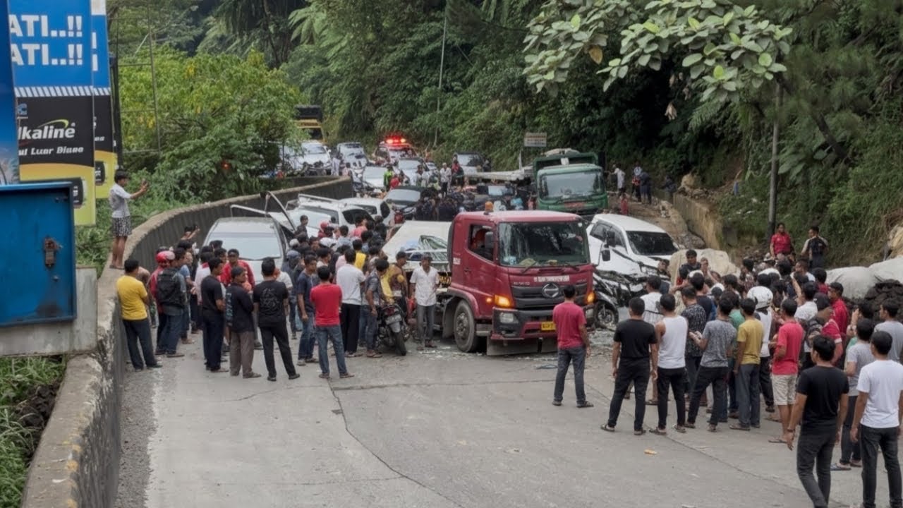 Terpaksa Mundur, Situasi Memburuk Lalu Lintas Kembali Kacau di Tanjakan Sitinjau Lauik