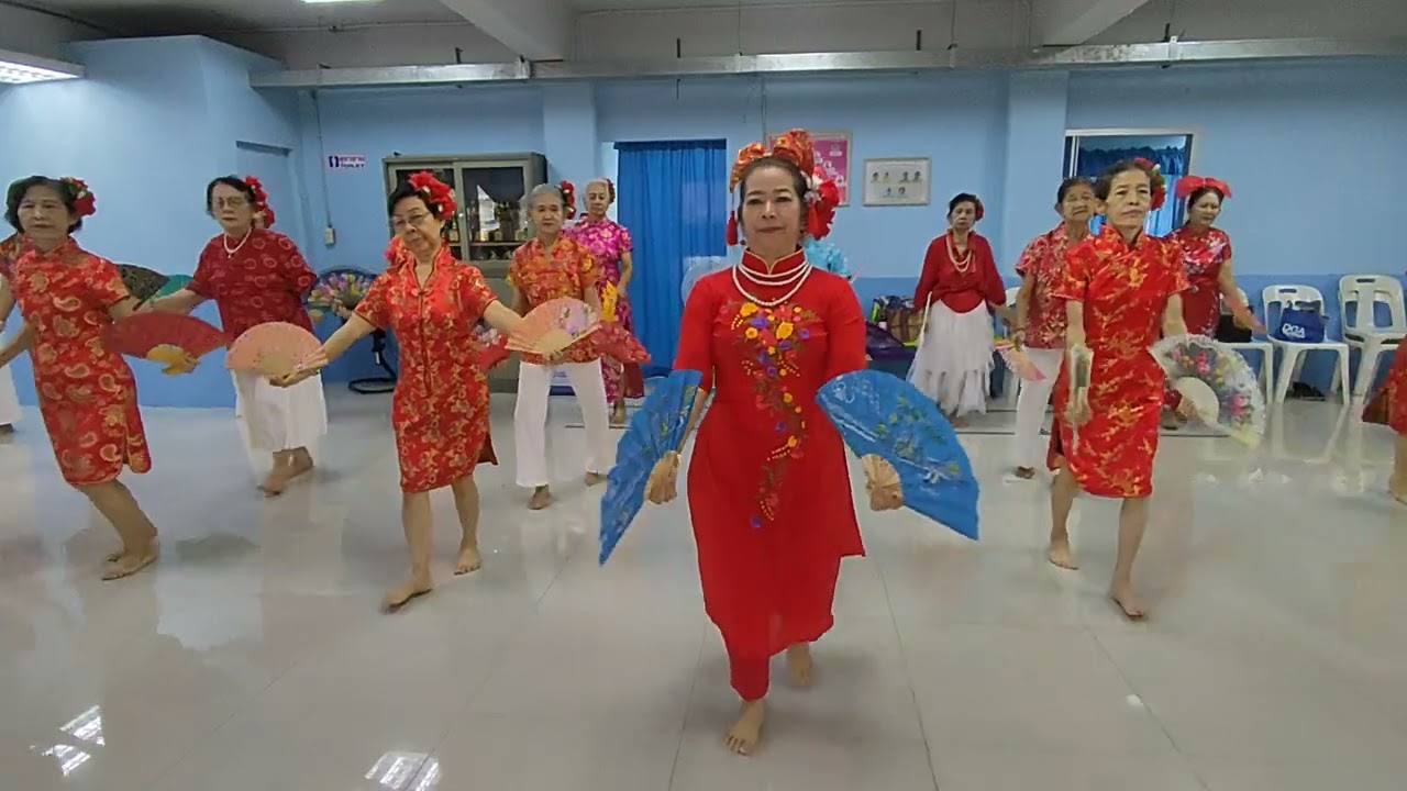 อวยพรตรุษจีน จากชมรมผู้สูงอายุศูนย์ 4 ดินแดง กรุงเทพ ฯ