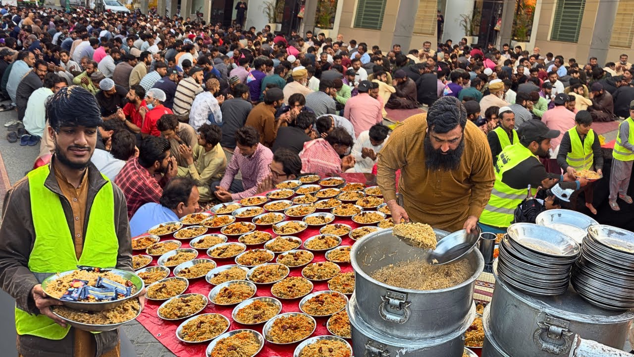 ULTIMATE RAMADAN IFTAR ON THE ROADSIDE | FREE VIP MEALS fOR POOR PEOPLE | MOST VIRAL RAMADAN FOOD