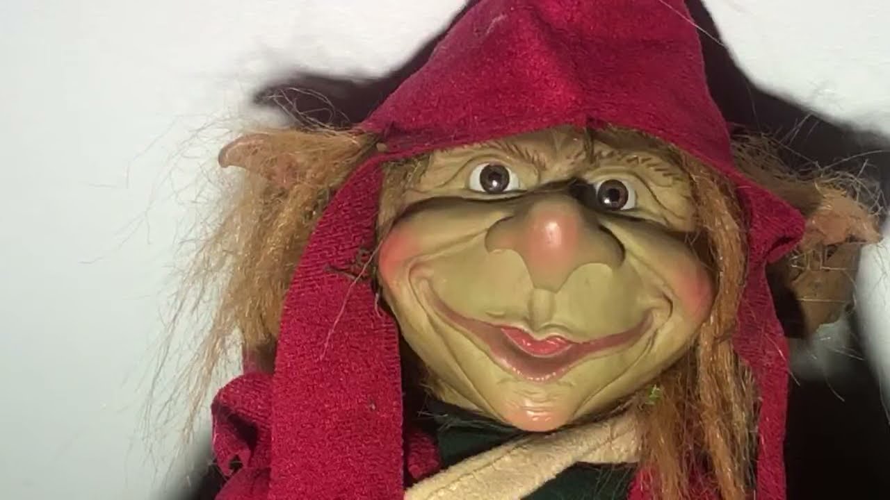 Mu&ntilde;eco elfo cobro vida se mueve en las noches